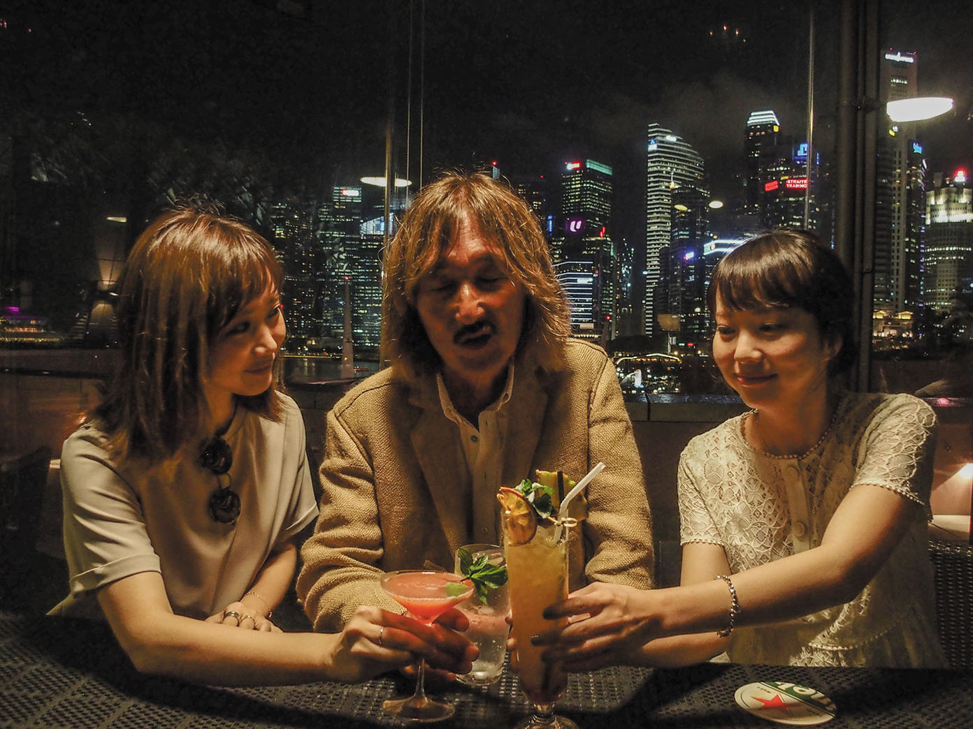 マリーナベイを見渡すルーフテラスで乾杯。バー&レストラン オルゴで記憶に残る夜を。