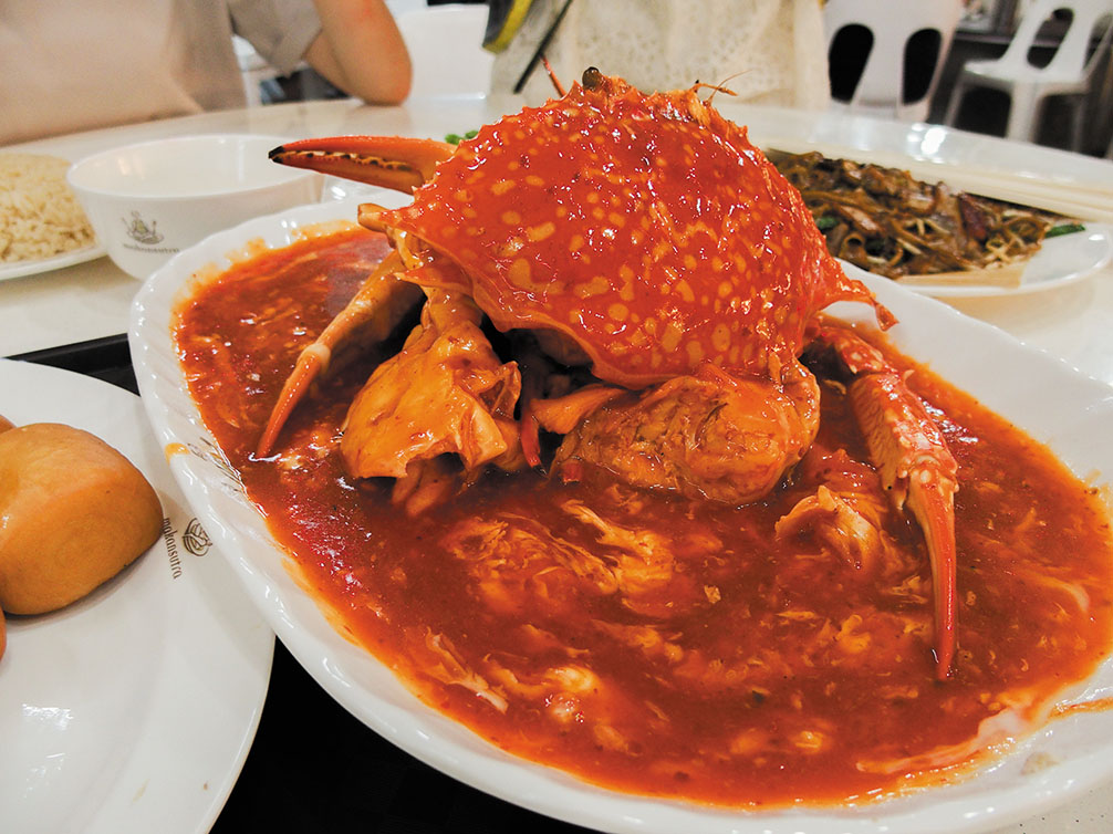 シンガポール名物、チリクラブ。トマトの酸味とチリのピリ辛がぷりぷりのカニ肉と相性抜群。