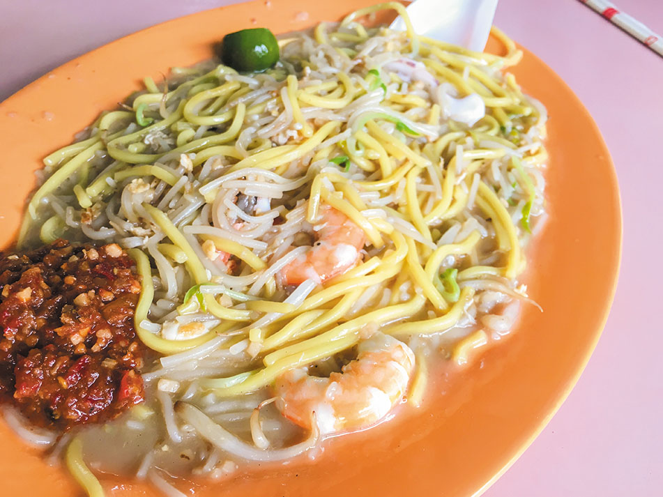 シンガポールの屋台飯で弊誌が一番お勧めするのは間違いなくホッケンミー。旨味が凝縮しこのたエビ焼きそばはどんなに満腹でも別腹が始動してしまう禁断の味わいだ。