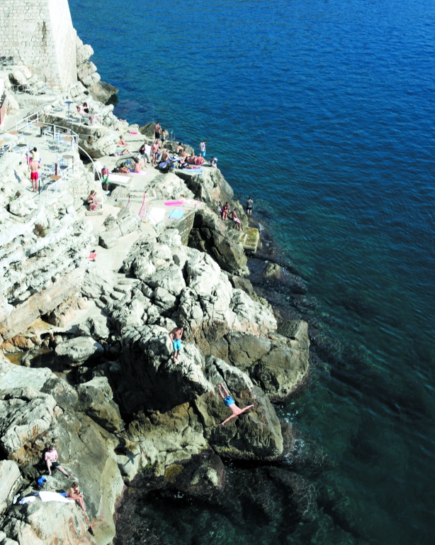 KENZO ESTATE ゲーム会社CAPCOMの創業者、辻本憲三がオーナー。中野区と同じ広さの敷地ではワイン畑を眺めながら食事を楽しめるパティオがあり、ワイン愛好家たちの昼下がりを優雅に彩る。