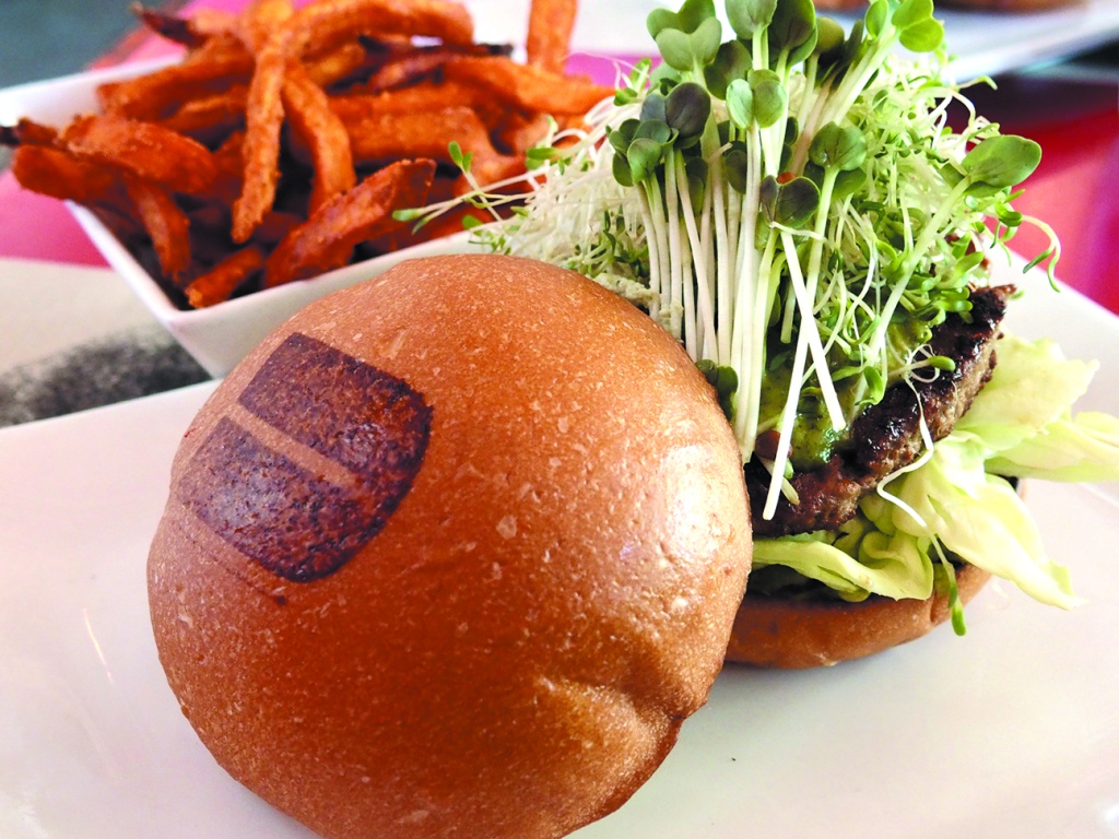 縮れ麺にスパイスを絡めたシンプルなヌードル。濃いめの味つけがタイガービールによく合う。