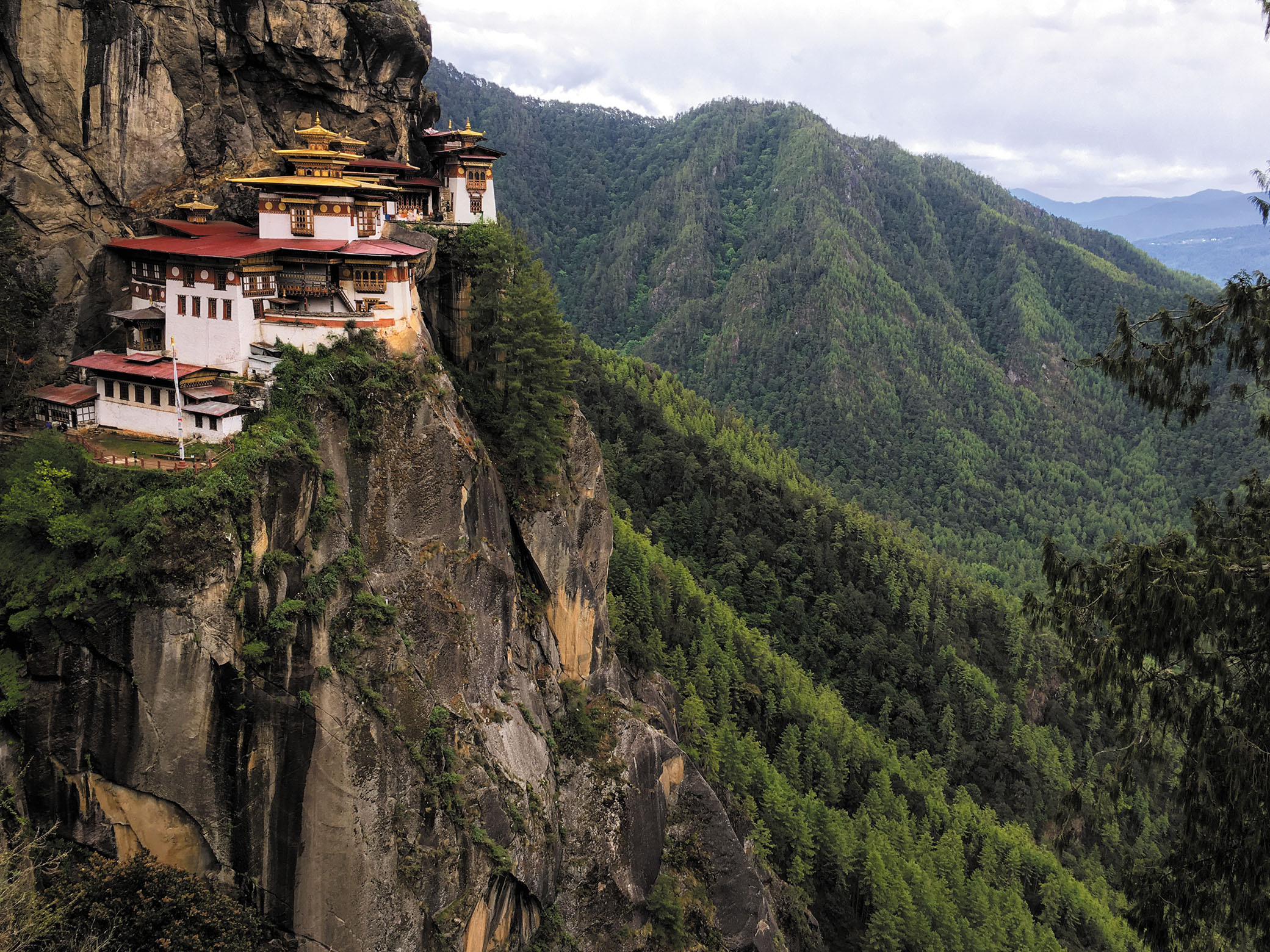 断崖絶壁に建てられた孤高の寺院。ドラゴンズネストと呼ばれ、たどり着くまでは3時間ほどの登山を要する。世界中の仏教徒が参拝に訪れる非常に神聖な場所だ。